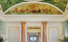 The Queens Hotel